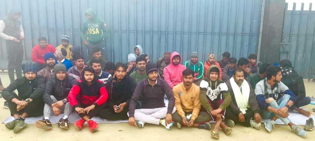 ग्लोबल कम्पनी के गेट पर किया प्रदर्शन